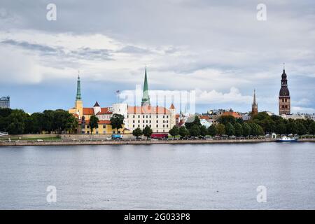 Blick auf die Skyline von Riga und die Burg von Riga von der Vansu-Brücke Stockfoto