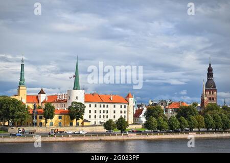 Blick auf das Rigaer Schloss und die Altstadt von der Vansu-Brücke, Riga, Lettland, September 2020 Stockfoto