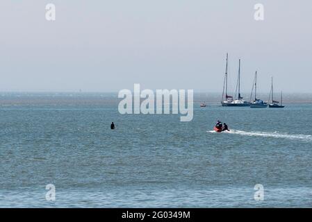 Southend on Sea, Essex, Großbritannien. Mai 2021. Das warme, sonnige Wetter hat die Menschen am Montag an den Feiertagen in die Küstenstadt gelockt. Ein junger Mann wurde von der ankommenden Flut gefangen, was dazu führte, dass er zuerst von einem lokalen Boot abgeholt und dann zum RNLI Hovercraft gebracht wurde Stockfoto