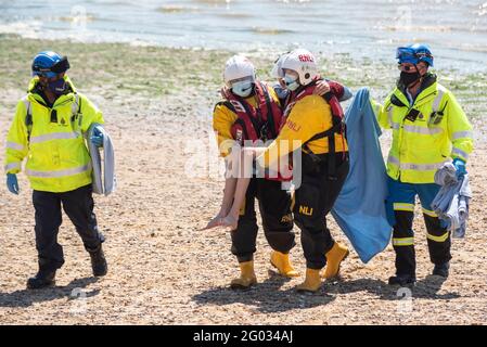 Southend on Sea, Essex, Großbritannien. Mai 2021. Das warme, sonnige Wetter hat die Menschen am Montag an den Feiertagen in die Küstenstadt gelockt. Ein junger Mann wurde von der ankommenden Flut gefangen, was dazu führte, dass er zuerst von einem lokalen Boot abgeholt und dann zum RNLI-Luftkissenboot gebracht wurde, das ihn zur Behandlung an Land brachte Stockfoto