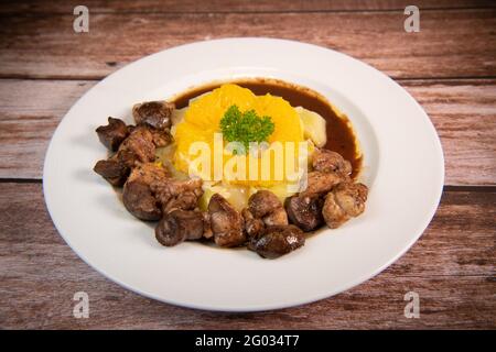 Rezept aus Süßbrot und Lammkniere mit Kakao, Lauch-Pfeifen mit Mandeln und Orangen Stockfoto