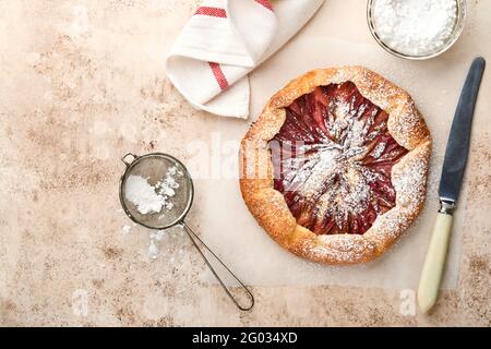 Hausgemachte Rhabarber-Galette mit Sternmuster auf altem Beton-Tischhintergrund. Backvorgang. Öffnen Sie die PIE. Weihnachten und Neujahr Backwaren. Bis Stockfoto