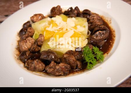 Rezept aus Süßbrot und Lammkniere mit Kakao, Lauch-Pfeifen mit Mandeln und Orangen Stockfoto