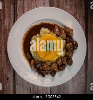 Rezept aus Süßbrot und Lammkniere mit Kakao, Lauch-Pfeifen mit Mandeln und Orangen Stockfoto