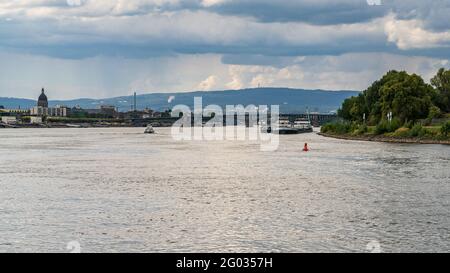 Mainz, Rheinland-Pfalz, Deutschland - 17. August 2020: Blick über Mainz mit dem Rhein und der Theodor-Heuss-Brücke Stockfoto