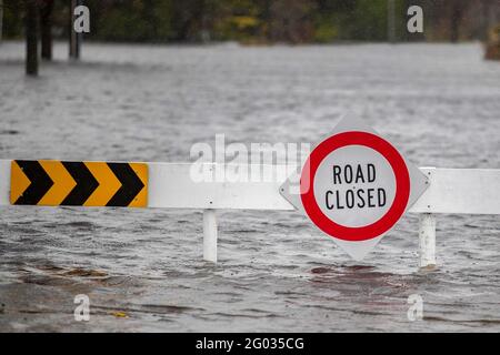 Christchurch, Neuseeland. Mai 2021. Das Foto vom 31. Mai 2021 zeigt eine überflutete Straße in Christchurch, Neuseeland. Regengüsse und Überschwemmungen, von denen die Prognostiker sagten, dass sie „ein in hundert Jahren“ sein könnten, trafen am Montag nach dem anhaltenden und starken Regen, der am Sonntag begann, einen ganzen Tag und Nacht auf der Südinsel Neuseelands ein. (Stadtrat von Christchurch/Handout via Xinhua) Quelle: Xinhua/Alamy Live News Stockfoto