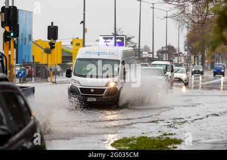 Christchurch, Neuseeland. Mai 2021. Fahrzeuge fahren auf einer überfluteten Straße in Christchurch, Neuseeland, 31. Mai 2021. Regengüsse und Überschwemmungen, von denen die Prognostiker sagten, dass sie „ein in hundert Jahren“ sein könnten, trafen am Montag nach dem anhaltenden und starken Regen, der am Sonntag begann, einen ganzen Tag und Nacht auf der Südinsel Neuseelands ein. Quelle: Xinhua/Alamy Live News Stockfoto