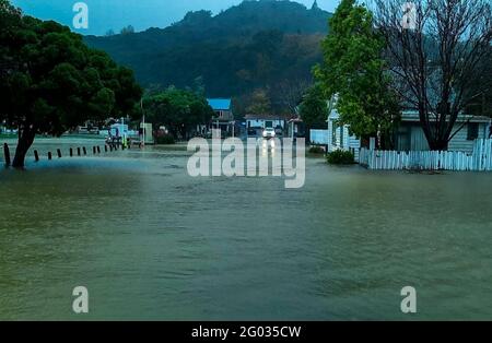 Christchurch, Neuseeland. Mai 2021. Das Foto vom 31. Mai 2021 zeigt eine überflutete Straße in Christchurch, Neuseeland. Regengüsse und Überschwemmungen, von denen die Prognostiker sagten, dass sie „ein in hundert Jahren“ sein könnten, trafen am Montag nach dem anhaltenden und starken Regen, der am Sonntag begann, einen ganzen Tag und Nacht auf der Südinsel Neuseelands ein. (Stadtrat von Christchurch/Handout via Xinhua) Quelle: Xinhua/Alamy Live News Stockfoto