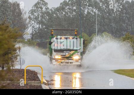 Christchurch, Neuseeland. Mai 2021. Ein Fahrzeug fährt auf einer überfluteten Straße in Christchurch, Neuseeland, 31. Mai 2021. Regengüsse und Überschwemmungen, von denen die Prognostiker sagten, dass sie „ein in hundert Jahren“ sein könnten, trafen am Montag nach dem anhaltenden und starken Regen, der am Sonntag begann, einen ganzen Tag und Nacht auf der Südinsel Neuseelands ein. Quelle: Xinhua/Alamy Live News Stockfoto