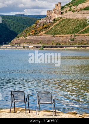 Rüdesheim, Hessen, Deutschland - 19. August 2020: Blick auf Schloss Ehrenfels und die umliegenden Weinberge Stockfoto