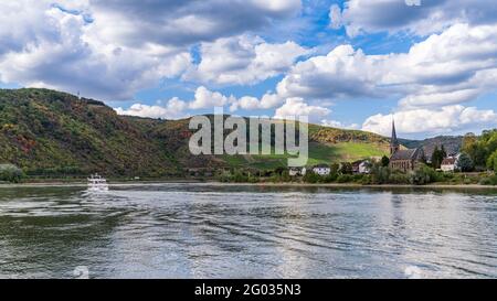 Boppard, Rheinland-Pfalz, Deutschland - 19. August 2020: Ein Schiff auf dem Rhein, das das Mittelrheintal passiert, mit Filsen auf der rechten Seite Stockfoto