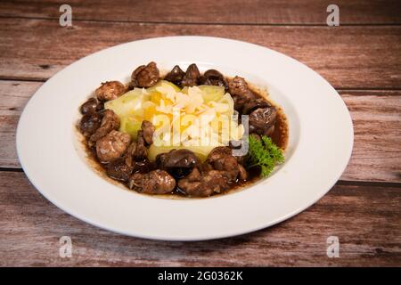 Rezept aus Süßbrot und Lammkniere mit Kakao, Lauch-Pfeifen mit Mandeln und Orangen Stockfoto