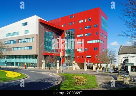 Großbritannien, South Yorkshire, Barnsley, Blick vom Kreisverkehr A635 in Richtung Barnsley College, Old Mill Lane Campus. Stockfoto