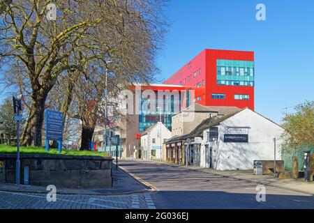 Großbritannien, South Yorkshire, Barnsley, Blick entlang der Church Street zum Barnsley College, Old Mill Lane Campus. Stockfoto