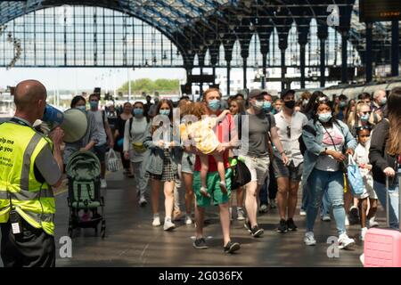 Brighton, Großbritannien. Mai 2021. Touristen aus London kommen am Bahnhof von Brighton an, der voraussichtlich der bisher heißeste Tag des Jahres sein wird, am Montag an Feiertagen. Fototermin: Montag, 31. Mai 2021. Foto: Richard Gray/Alamy Live News Stockfoto