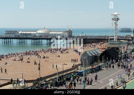 Brighton, Großbritannien. Mai 2021. Touristen am Strand an dem, was erwartet wird, dass der heißeste Tag des Jahres bisher, Feiertag Montag. Fototermin: Montag, 31. Mai 2021. Foto: Richard Gray/Alamy Live News Stockfoto