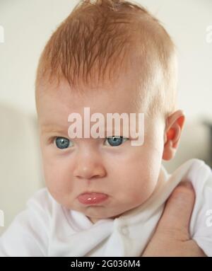 Gesichtsausdruck bei einem drei Monate alten Baby Stockfoto