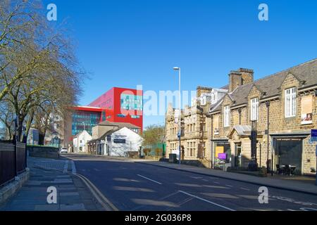 Großbritannien, South Yorkshire, Barnsley, Blick entlang der Church Street zum Barnsley College, Old Mill Lane Campus. Stockfoto