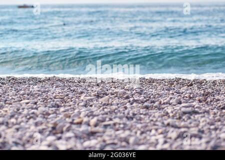 Helles mediterranes Meer und Wellen. Sonniger Tag. Sommer und Erholung. Sommerspass-Konzept. Wunderschöne Tapete. Türkisfarbenes Meerwasser. Hochwertige Fotos Stockfoto