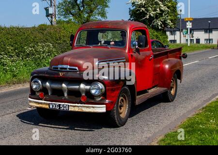 1951 50er Jahre Red American Ford Work Truck LCV 3900 ccm Benzinabholung auf dem Weg zur Capesthorne Hall Oldtimer Show, Cheshire, Großbritannien Stockfoto