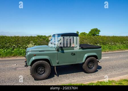 2007 grüner Land Rover Defender 90 Pick-up LCV 2402 ccm Diesel; Vintage, restaurierte klassische Motoren, Automobilsammler, Motorenfreunde, historische Veteranenautos, die in Cheshire, Großbritannien reisen Stockfoto