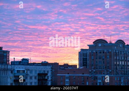 Rosa und blauer Himmel über Wohnhäusern in Moskau Bei Sonnenuntergang Stockfoto