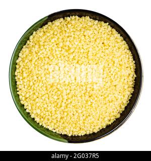 Draufsicht auf marokkanische Couscous Groats in runder Schale isoliert Auf weißem Hintergrund Stockfoto