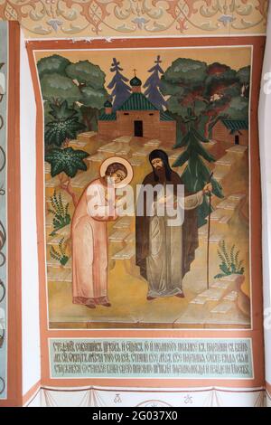 SERGIJEW POSAD, RUSSLAND - 19.05.2021: Die Dormitionskirche Trinity Lavra des Hl. Sergius. Wände mit Fresken, die Heilige und Ikonostase mit Anci darstellen Stockfoto