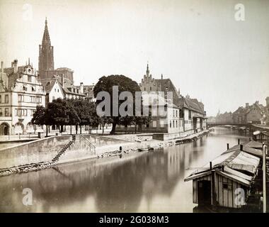 Blick auf den Straßburger Dom und die Gebäude am Ufer der Ill, Straßburg, Frankreich, 1880. Fotografie von G. Block & Fils. Stockfoto