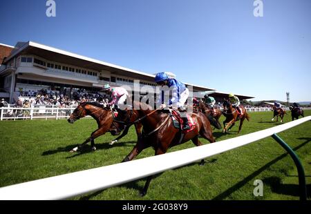 King of Speed unter Jockey Ray Dawson (links) gewinnt die EBF Restricted Novice Stakes (Div 1) racingtv.com mit Barging Thru unter Jockey Patrick Joseph McDonald Second auf der Redcar Racecourse. Bilddatum: Montag, 31. Mai 2021. Stockfoto