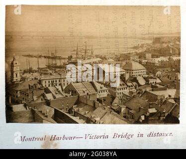 Hochwinkelansicht von Schiffen, die am Hafen von Montréal entlang des St. Lawrence River mit der Victoria Bridge in der Ferne anliegen, Montréal, Quebec, Kanada, 1867. Fotografie von William Notman (1826 - 1891). Stockfoto