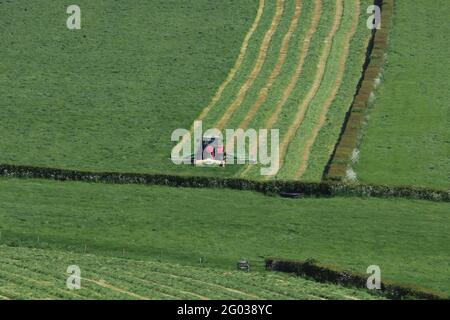 UK Wetter: Brandsby North Yorkshire, UK, 31. Mai 2021. Die Bauern beginnen mit dem Silierprozess in den North Yorkshire Fields und machen das Beste aus dem erwarteten guten Wetter. Stockfoto