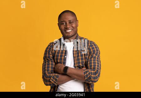 Selbstbewusster, moderner Mann in legerer Kleidung schaut in die Kamera Stockfoto