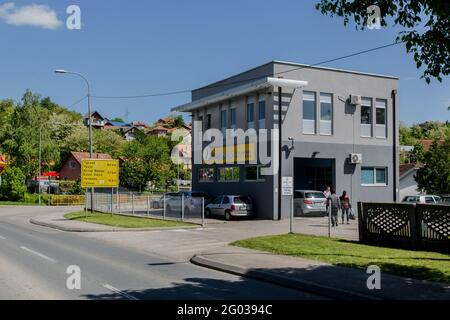 BRCKO, BOSNIEN UND HERZEGOWINA - 14. Mai 2017: Tagesaufnahme der Tankstelle in Bosnien und herzegowina Stockfoto