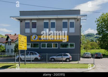 BRCKO, BOSNIEN UND HERZEGOWINA - 14. Mai 2017: Tagesaufnahme der Tankstelle in Bosnien und herzegowina Stockfoto