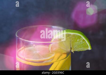 Erfrischendes Getränk aus natürlichem Zitronen- und Limettensaft mit frischen Fruchtscheiben in Highlights Stockfoto