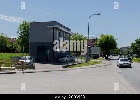 BRCKO, BOSNIEN UND HERZEGOWINA - 14. Mai 2017: Tagesaufnahme der Tankstelle in Bosnien und herzegowina Stockfoto