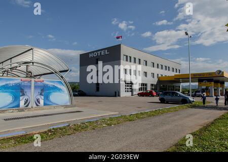 BRCKO, BOSNIEN UND HERZEGOWINA - 12. Mai 2017: Tagesaufnahme der Tankstelle in Bosnien und Herzegowina Stockfoto