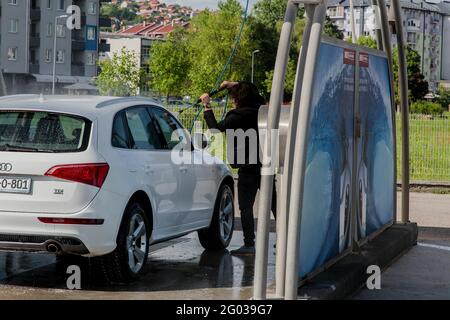 BRCKO, BOSNIEN UND HERZEGOWINA - 12. Mai 2017: Tagesaufnahme der Tankstelle in Bosnien und Herzegowina Stockfoto