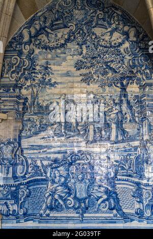 Wandbild aus typischen blauen Fliesen Azulejos in der Kathedrale Sé do Porto, Porto, Portugal, Europa Wandbild aus typischen blauen Fliesen Azule Stockfoto