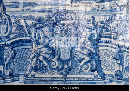 Wandbild aus typischen blauen Fliesen Azulejos in der Kathedrale Sé do Porto, Porto, Portugal, Europa Wandbild aus typischen blauen Fliesen Azule Stockfoto