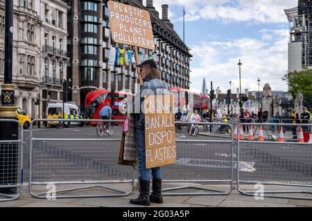 LONDON, Großbritannien – EIN Mann hält ein Schild, das sagt, dass Kunststoffproduzenten während eines Aussterbens Umweltverschmutzer auf dem Parliament Square protestieren. Stockfoto