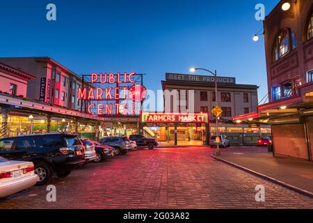 SEATTLE; WASHINGTON - 2. Juli; 2018: Pike Place Market bei Nacht. Das beliebte Touristenziel wurde 1907 eröffnet. Stockfoto