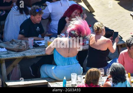 Brighton UK 31. Mai 2021 - Diese Dame lässt sich am Strand von Brighton die Haare fallen, während die Massen die Sonne der Bank Holiday genießen und die Temperaturen in Teilen des Südostens voraussichtlich bis Mitte der zwanziger Jahre erreichen werden : Credit Simon Dack / Alamy Live News Stockfoto