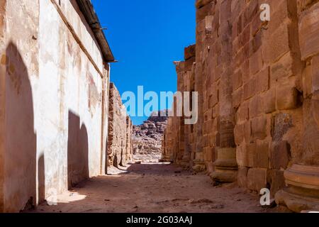 Korridor mit massiven Steinmauern, Unterbau auf unteren Temenos am großen Tempel, archäologische Stätte von petra, jordanien Stockfoto
