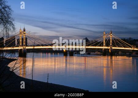 Großbritannien, England, London, Battersea, Albert Bridge über die Themse bei Dämmerung Stockfoto