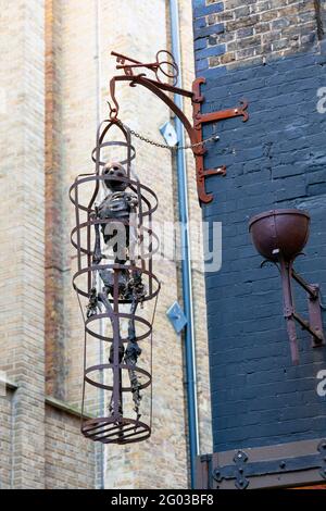 Großbritannien, England, London, Southwark, Eingang zum 'The Clink' Prison Museum mit Modell einer gequälten Leiche, die in einem Gibbet hängt Stockfoto