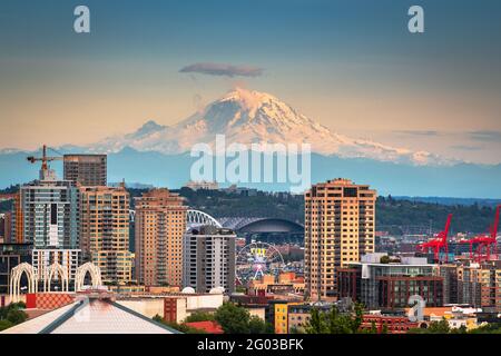 Mt. Rainier von der Skyline von Seattle, Washington, USA. Stockfoto