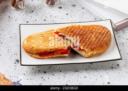 Frisch gegrillte Panini Pepperoni auf hellem Hintergrund Stockfoto