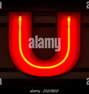 Rot leuchtender Neonbuchstabe U in der Nacht Stockfoto